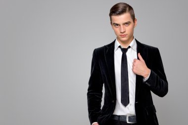 Şık takım elbise ve beyaz gömlek stüdyo model