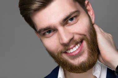 Erkek modeli büyük kırmızı sakal