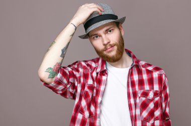 ekose gömlekli genç erkek modeli