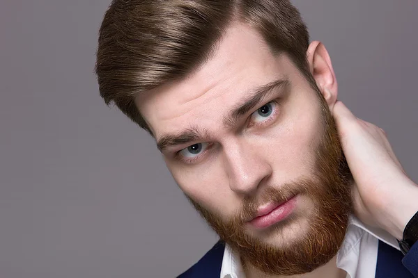 Homme Modèle grande barbe rouge — Photo