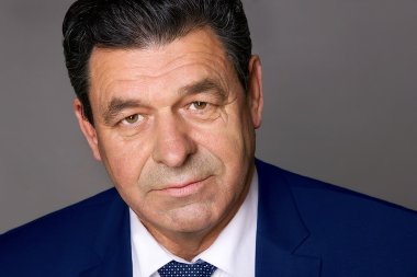 Orta yaşlı adam portre stüdyo