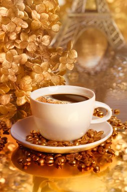 kahve arka planda Eyfel Kulesi