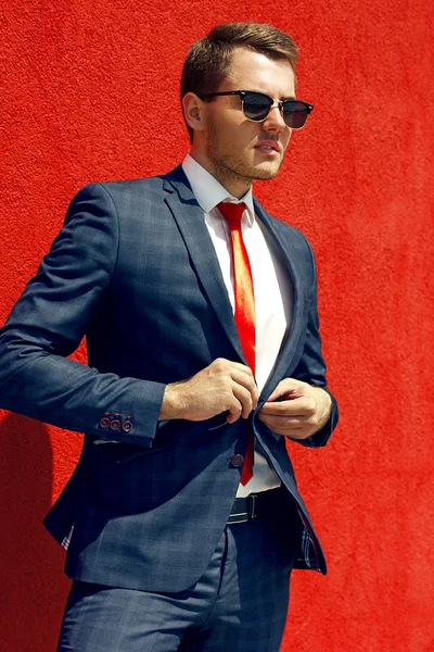 Модель бизнесмен в синем костюме и галстуке — стоковое фото