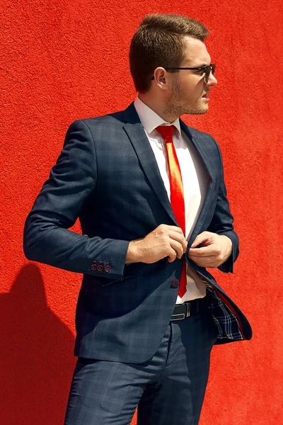 Modelo hombre de negocios en un traje azul y corbata —  Fotos de Stock