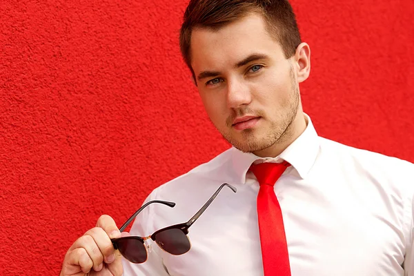 Retrato de un joven hombre de negocios en gafas de sol —  Fotos de Stock