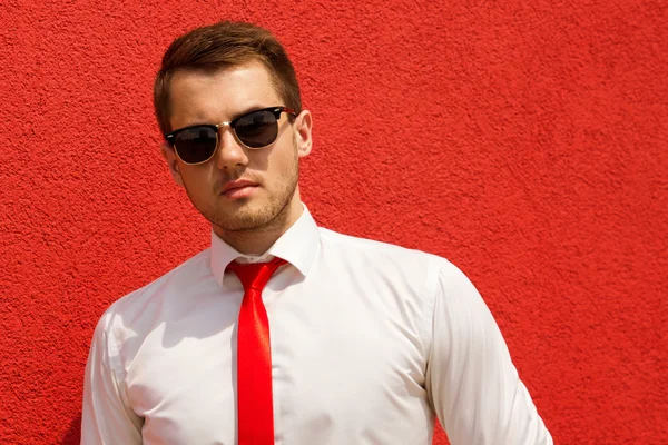 Retrato de un joven hombre de negocios en gafas de sol —  Fotos de Stock