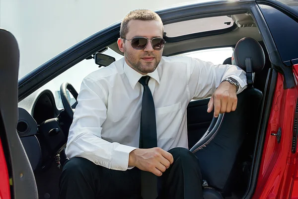 Joven hombre de negocios en el coche —  Fotos de Stock