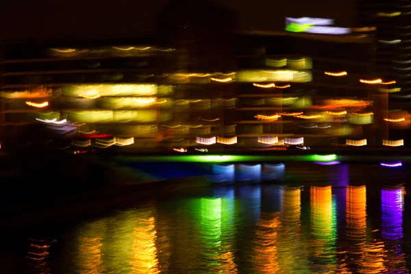 Luces nocturnas reflejadas en el agua —  Fotos de Stock