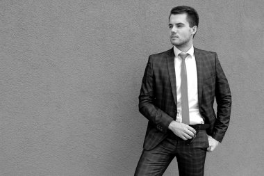 Takım Elbiseli ve Kravatlı Yakışıklı