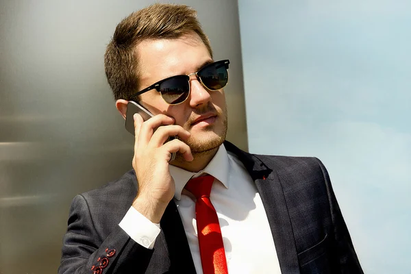 Hombre de negocios llamando por teléfono a la calle —  Fotos de Stock