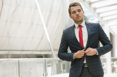 kentsel ortamda yakışıklı bir işadamı portresi