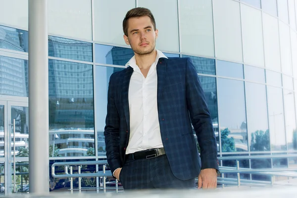 Retrato de un hombre de negocios guapo en un entorno urbano —  Fotos de Stock