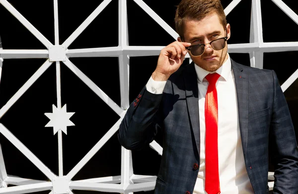 Retrato de un hombre de negocios guapo en un entorno urbano —  Fotos de Stock