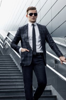 şık giyimli adam içinde belgili tanımlık geçmiş