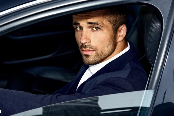 Um homem bonito no carro. Vida de luxo. — Fotografia de Stock