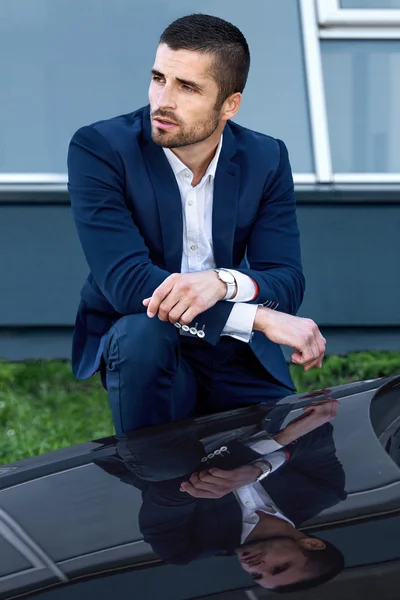 Modelo masculino de pie cerca del coche —  Fotos de Stock