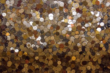 Farklı ülkelerden gelen paralar. Metal madeni para dokusu. Finansal dünya geçmişi.
