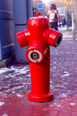 Arka planda kırmızı yangın musluğu, kış, buz kütleleri..