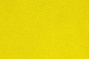 Renkli alçılı parlak sarı beton duvar