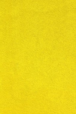 Renkli alçılı parlak sarı beton duvar