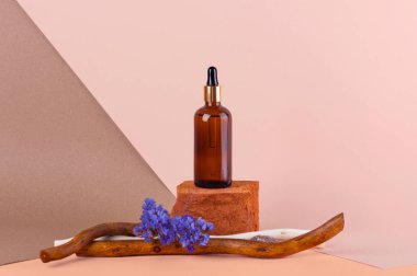 Pastel arka plandaki tuğladan bir podyumda kozmetik ürünler. Kavram, güzellik kozmetolojisi, bayrak