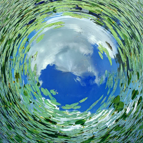 Zomer landschap - een groene vijver met waterlelies en witte wolken tegen een blauwe sk. Schieten met fisheye lens — Stockfoto