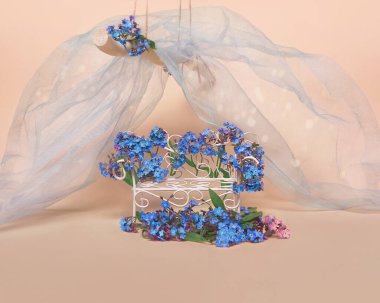 Sarı-pembe arka planda klasik hasır bebek yatağı, 