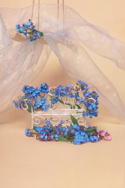 Sarı-pembe arka planda klasik hasır bebek yatağı, 