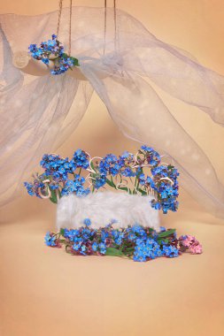 Unutma beni çiçekleri içinde beyaz kürklü çocuk karyolası. Stüdyo fotoğrafçılığı için yeni doğan yatak desteği.