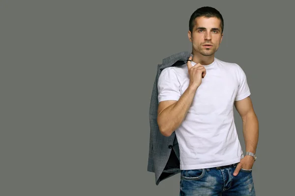 Uomo in t-shirt e jeans bianchi, studio — Foto Stock