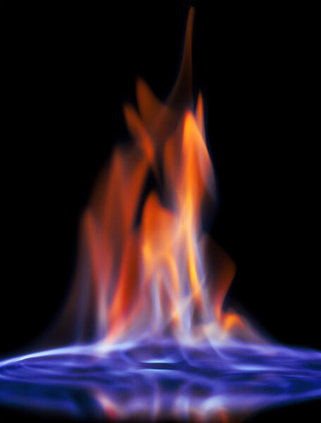 Пылающий спирт черный фон
