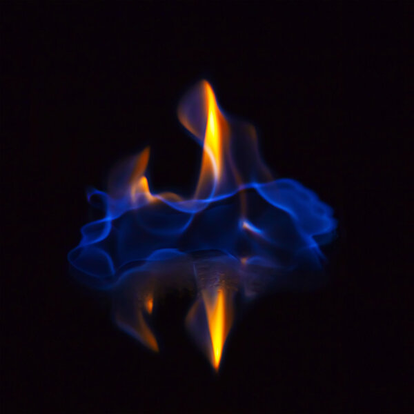 Пылающий спирт черный фон
