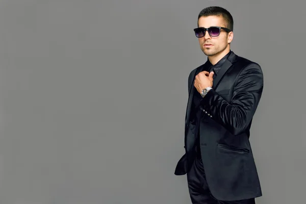 Young handsome man in a suit — Stock Photo, Image