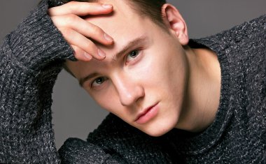 adam bir gri kazak stüdyo portre