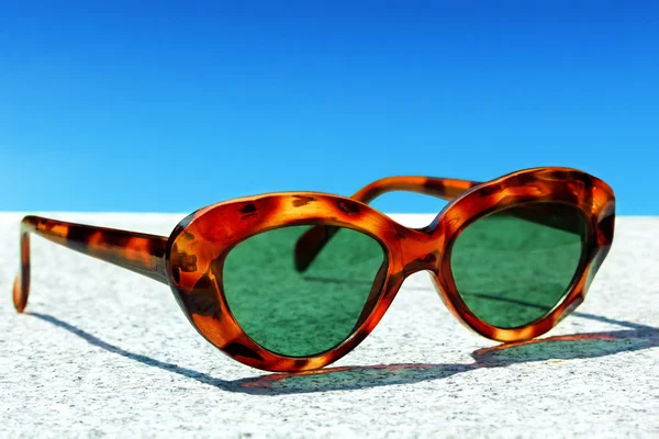 Óculos de sol vermelhos femininos isolados — Fotografia de Stock