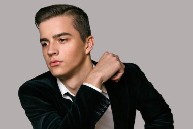 Bir iş takım siyah stüdyoda oturan erkek modeli