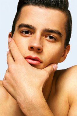 Genç adam modeli portre yakın çekim