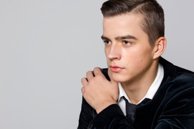 Man modeli ile bir iş takım elbise, stüdyo portre