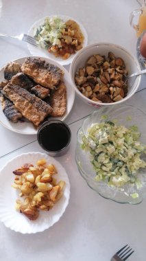 Bulutlar, dağlar, deniz çalışmaları, dinlenme bacakları, güzel manzara.