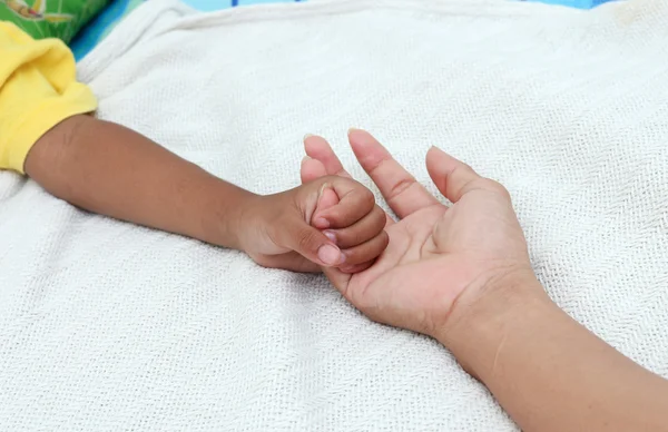 Çocuk holding el. — Stok fotoğraf