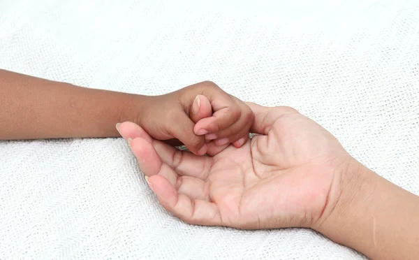 Kind bedrijf hand. — Stockfoto