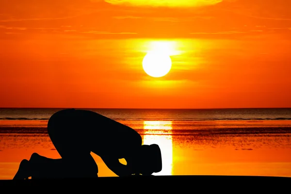 El hombre rezando — Foto de Stock