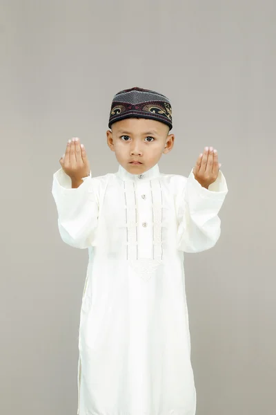 Niño musulmán rezar . — Foto de Stock
