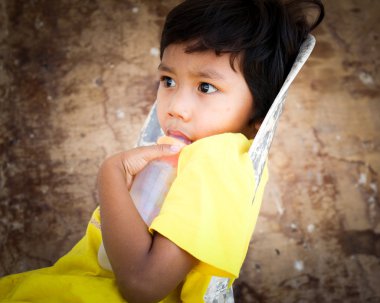 Üzgün küçük çocuk. .