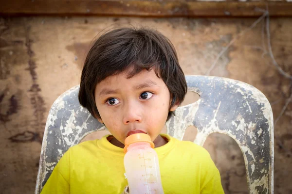 Üzgün küçük çocuk. . — Stok fotoğraf