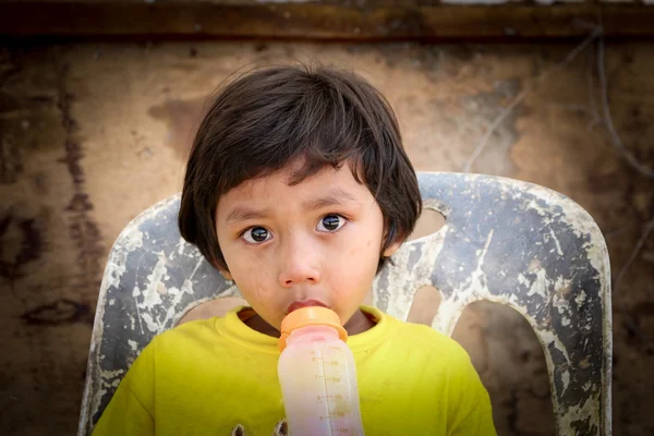 Üzgün küçük çocuk. . — Stok fotoğraf