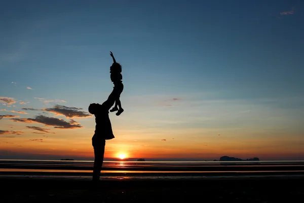 Strand bij zonsondergang. — Stockfoto