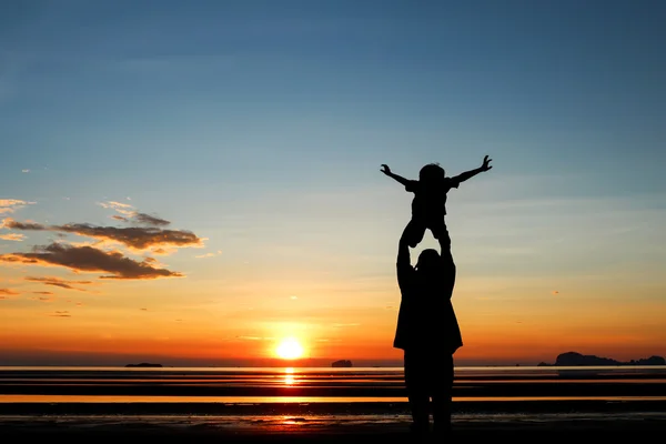 Praia ao pôr do sol. — Fotografia de Stock