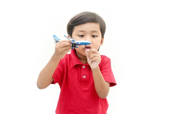 Junge spielt mit einem Spielzeugflugzeug — Stockfoto