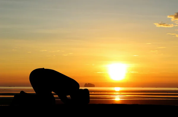 Silhuett av muslim vid solnedgången. — Stockfoto